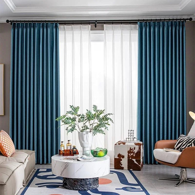 Rideaux élégants turquoise pour salon moderne, apportant une touche de couleur et de sophistication à votre intérieur. Combinez avec des accessoires tendance pour une décoration harmonieuse et contemporaine. Idéal pour filtrer la lumière et créer une ambiance chaleureuse.