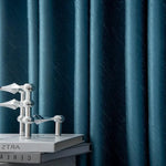 Rideaux élégants de couleur bleu foncé, créant une ambiance chic et raffinée pour votre intérieur. Idéal pour les salons modernes. Ajoutez une touche décorative à votre espace avec ces rideaux tendance qui offrent intimité et style.