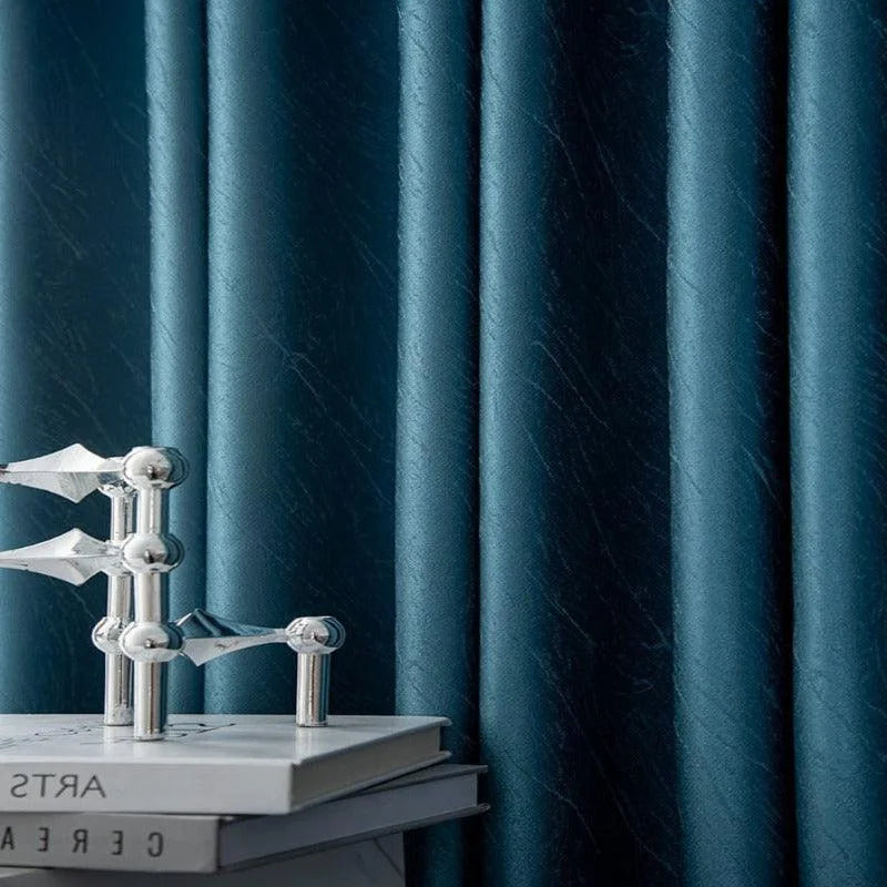 Rideaux élégants de couleur bleu foncé, créant une ambiance chic et raffinée pour votre intérieur. Idéal pour les salons modernes. Ajoutez une touche décorative à votre espace avec ces rideaux tendance qui offrent intimité et style.