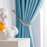 Rideau élégant de couleur bleue avec embrasse dorée et détails décoratifs, idéal pour ajouter une touche de sophistication à votre intérieur. Ce rideau apporte une ambiance raffinée à tout salon ou chambre, parfait pour la décoration maison. Découvrez comment ce design chic peut transformer votre espace.