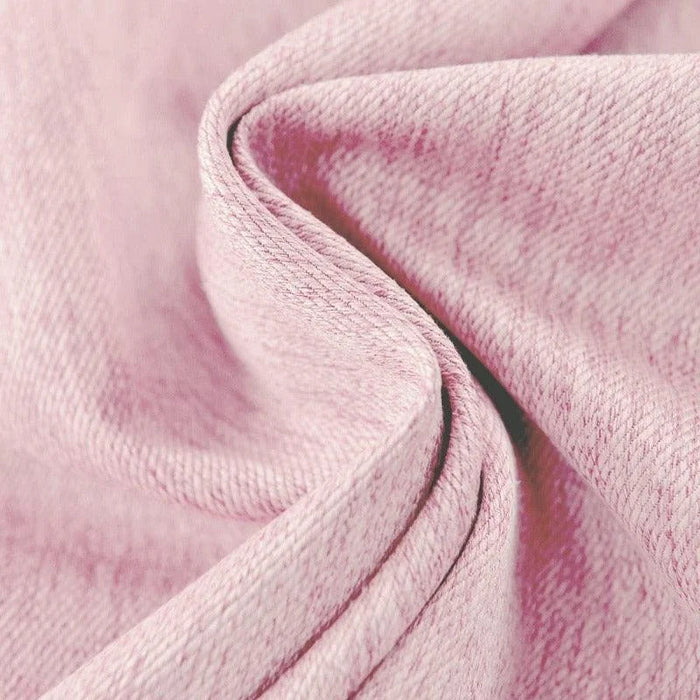 Image d'un tissu rose doux, présentant un drapé élégant et une texture délicate, parfait pour des créations stylées et confortables.