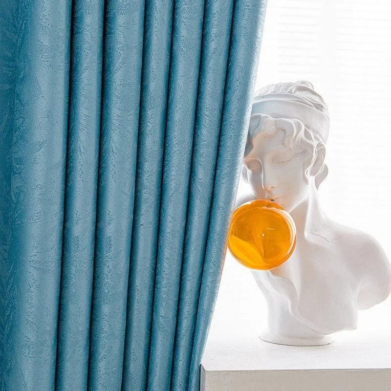 Rideaux occultants bleus élégants pour salon moderne, mettant en valeur une décoration intérieure sophistiquée avec une statue artistique blanche et une bulle colorée. Idéal pour créer une ambiance chic et raffinée dans votre espace de vie.