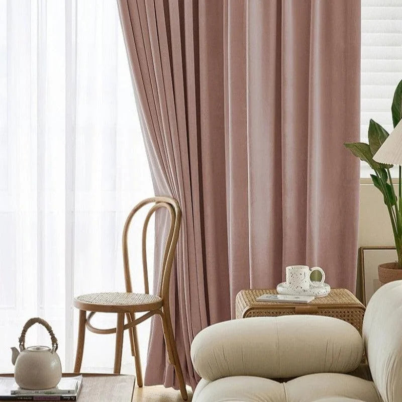 Rideaux élégants rose clair pour un salon moderne. Apportez douceur et style à votre intérieur avec ces rideaux harmonieux, idéals pour tamiser la lumière tout en créant une ambiance chaleureuse. Parfaits pour un séjour chic et relaxant.