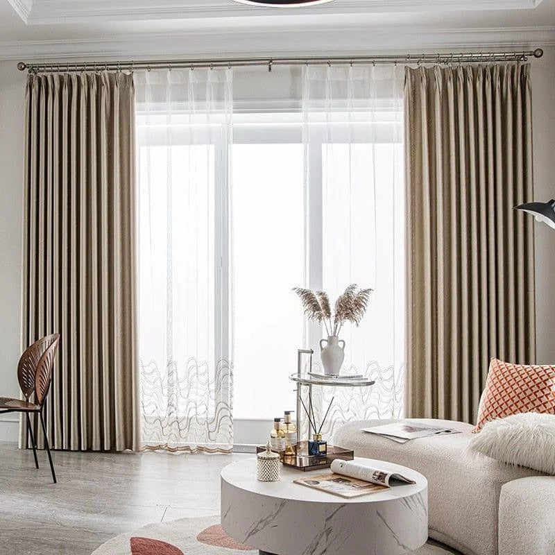 Paire de rideaux élégants pour salon moderne, offrant une ambiance chaleureuse et lumineuse. Idéal pour les grandes fenêtres, ces rideaux offrent une touche raffinée à votre décoration intérieure. Parfait pour un espace accueillant et contemporain.