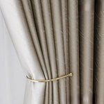 Rideau élégant et moderne, parfaitement adapté pour ajouter une touche de sophistication à n'importe quel salon ou chambre, avec une attache discrète et esthétique. Idéal pour des intérieurs au style contemporain recherchant une ambiance chaleureuse et accueillante.