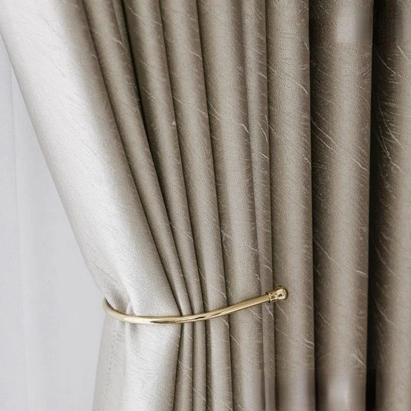Rideau élégant et moderne, parfaitement adapté pour ajouter une touche de sophistication à n'importe quel salon ou chambre, avec une attache discrète et esthétique. Idéal pour des intérieurs au style contemporain recherchant une ambiance chaleureuse et accueillante.