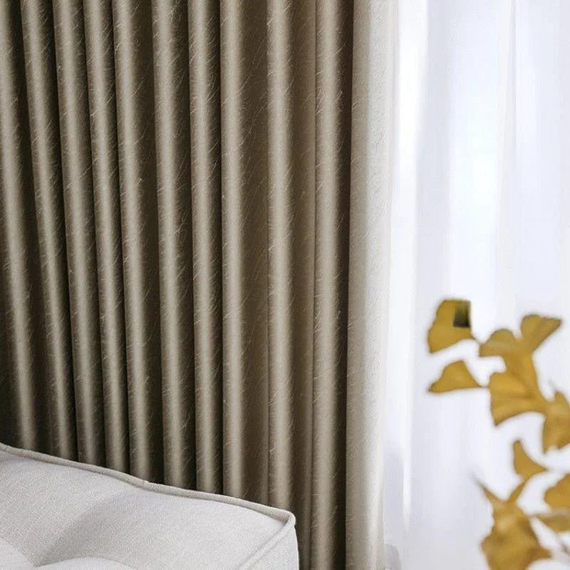 Rideau élégant dans un salon moderne avec un canapé clair et des plantes décoratives. Crée une atmosphère cosy et accueillante. Accentuera votre décoration intérieure avec style et simplicité. Parfait pour filtrer la lumière tout en préservant votre intimité.