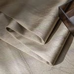 Rideau élégant beige, ajoutant une touche sophistiquée à votre intérieur. Idéal pour créer une ambiance chaleureuse et accueillante dans votre salon ou chambre. Design moderne et intemporel pour s'harmoniser avec tout type de décoration.
