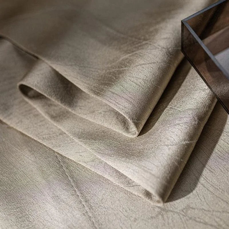 Rideau élégant beige, ajoutant une touche sophistiquée à votre intérieur. Idéal pour créer une ambiance chaleureuse et accueillante dans votre salon ou chambre. Design moderne et intemporel pour s'harmoniser avec tout type de décoration.