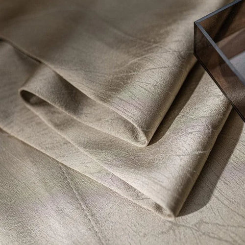 Rideau élégant beige, ajoutant une touche sophistiquée à votre intérieur. Idéal pour créer une ambiance chaleureuse et accueillante dans votre salon ou chambre. Design moderne et intemporel pour s'harmoniser avec tout type de décoration.