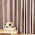 Rideau élégant dans un intérieur moderne avec décoration en céramique sur une étagère en bois clair. Design contemporain idéal pour une ambiance chaleureuse et sophistiquée. Parfait pour embellir votre salon ou chambre avec une touche de raffinement.