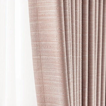 Rideau élégant rose à motifs, idéal pour décorer votre intérieur avec une touche sophistiquée. Ce rideau offre un design moderne et s'intègre parfaitement dans tout type de décoration d’intérieur, apportant à la fois intimité et style à votre espace.