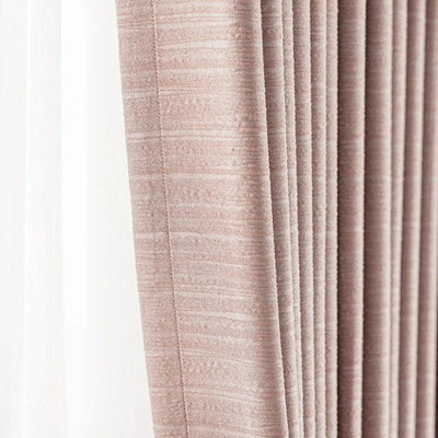 Rideau élégant rose à motifs, idéal pour décorer votre intérieur avec une touche sophistiquée. Ce rideau offre un design moderne et s'intègre parfaitement dans tout type de décoration d’intérieur, apportant à la fois intimité et style à votre espace.