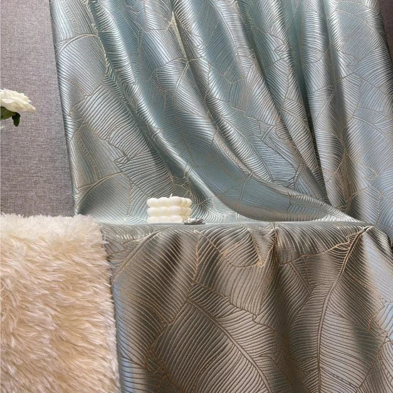 Rideau élégant au motif de feuilles, créant une ambiance chic et raffinée pour la décoration intérieure. Sa couleur grise ajoute une touche sophistiquée et moderne à n'importe quelle pièce, offrant à la fois style et intimité. Idéal pour salon ou chambre à coucher, il est parfait pour ceux qui souhaitent transformer leur espace avec une touche de design contemporain.