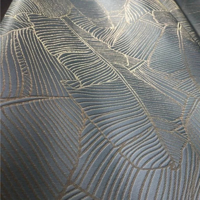 Tissu décoratif avec motif de feuilles en relief, idéal pour la confection de rideaux ou de revêtements de meubles. Sa couleur élégante et ses détails raffinés ajoutent une touche de sophistication à tout intérieur moderne. Parfait pour créer une ambiance chaleureuse et accueillante.
