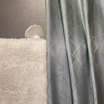 Rideau élégant gris argenté aux motifs géométriques, créant une ambiance moderne et sophistiquée dans le salon. Complété par un tapis moelleux blanc, ajoutant une touche de confort et de luxe à votre décoration intérieure. Parfait pour intégrer une note de design contemporain claire et chic à n'importe quelle pièce.