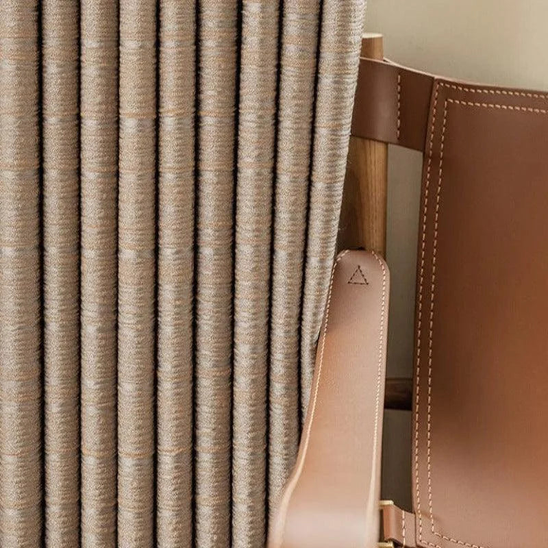 Chaise design minimaliste avec dossier élégant et coussins texturés, parfaits pour une décoration intérieure moderne. Idéale pour ajouter une touche de sophistication à votre salon ou bureau.