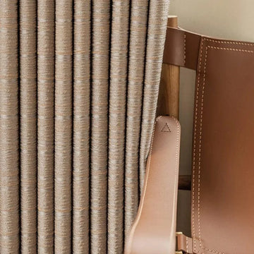 Chaise design minimaliste avec dossier élégant et coussins texturés, parfaits pour une décoration intérieure moderne. Idéale pour ajouter une touche de sophistication à votre salon ou bureau.