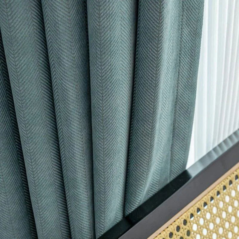 Vue rapprochée d'une élégante structure de rangement avec rideaux plissés gris et détails géométriques contrastants. Design moderne idéal pour les intérieurs contemporains. Fonctionnalité et style réunis pour optimiser votre espace.