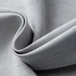 Gros plan sur un tissu gris avec un motif subtil, idéal pour la décoration intérieure. Ce textile raffiné offre une élégance moderne, parfait pour les rideaux ou le recouvrement de meubles. Découvrez la qualité et le style intemporel de ce tissu polyvalent pour votre maison.
