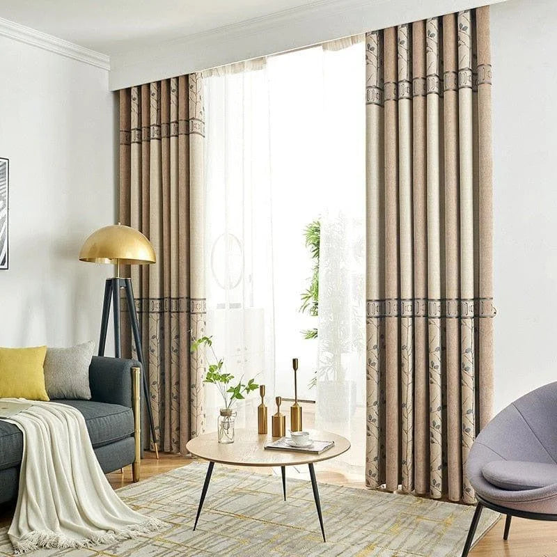 Salon moderne avec rideaux élégants, canapé confortable et table basse design. Décoration intérieure raffinée avec lampadaire doré et accessoires décoratifs. Espace lumineux et accueillant avec des détails subtils.