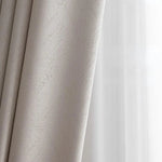 Rideau élégant gris clair devant une fenêtre, parfait pour ajouter une touche moderne et sophistiquée à votre intérieur. Idéal pour le salon ou la chambre à coucher, ce rideau offre une décoration subtile et raffinée tout en filtrant la lumière naturelle.