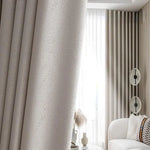 Rideau élégant pour salon moderne, offrant une ambiance lumineuse et sobre. Parfait pour ajouter une touche de sophistication à votre intérieur, il s'intègre harmonieusement avec un mobilier contemporain. Idéal pour créer un espace de détente accueillant et chaleureux.