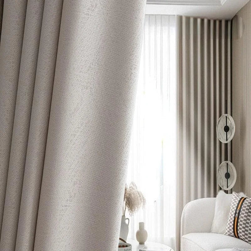 Rideau élégant pour salon moderne, offrant une ambiance lumineuse et sobre. Parfait pour ajouter une touche de sophistication à votre intérieur, il s'intègre harmonieusement avec un mobilier contemporain. Idéal pour créer un espace de détente accueillant et chaleureux.