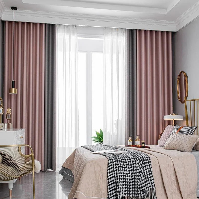 Chambre moderne avec rideaux élégants en dégradé rose et gris, apportant une touche de couleur subtile. Le design raffiné de l'ensemble de meubles, combiné à une literie soignée, crée une ambiance apaisante et chic. Idéal pour une décoration intérieure contemporaine et stylée.