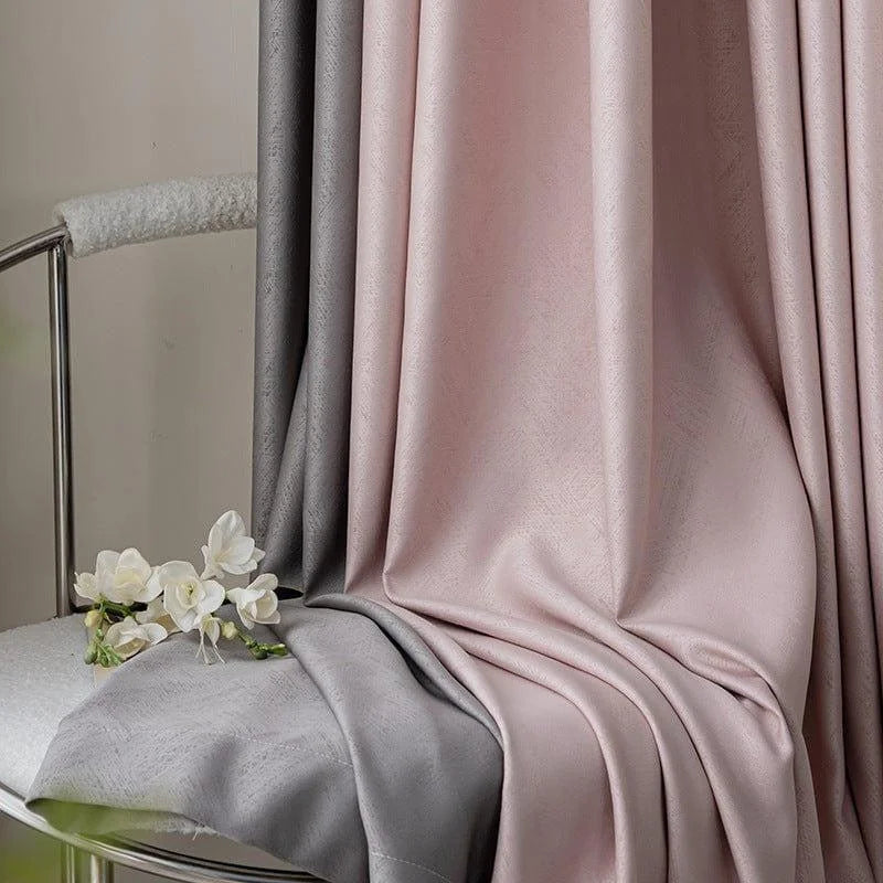 Rideaux élégants dans des tons rose et gris sur une chaise moderne, décorés de fleurs blanches délicates. Idéal pour ajouter une touche de sophistication à votre intérieur. Ces rideaux apportent un charme intemporel et une ambiance apaisante à toute pièce.