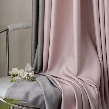 Rideaux élégants dans des tons rose et gris sur une chaise moderne, décorés de fleurs blanches délicates. Idéal pour ajouter une touche de sophistication à votre intérieur. Ces rideaux apportent un charme intemporel et une ambiance apaisante à toute pièce.