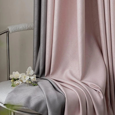 Rideaux élégants dans des tons rose et gris sur une chaise moderne, décorés de fleurs blanches délicates. Idéal pour ajouter une touche de sophistication à votre intérieur. Ces rideaux apportent un charme intemporel et une ambiance apaisante à toute pièce.