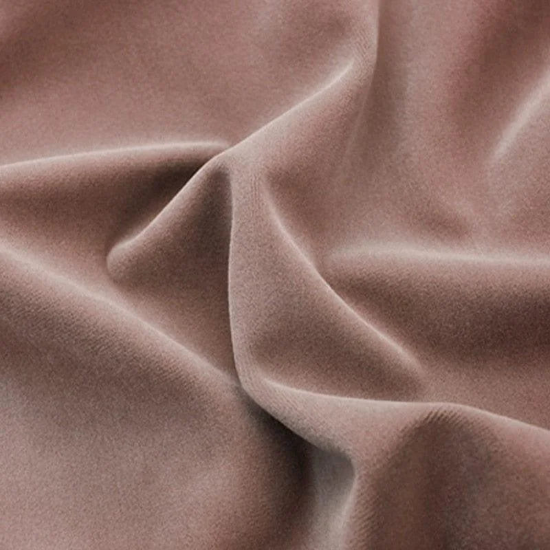 Tissu ondulé beige doux, idéal pour la confection de vêtements élégants et confortables.