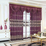 Rideaux élégants pour salon, de couleur prune avec motifs baroques dorés, encadrant une fenêtre. Décoration intérieure chic avec un meuble blanc, vases assortis et table basse. Accessoires décoratifs raffinés complètent l'ensemble.
