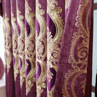 rideau porte violet foncé motifs floraux texture veloutée opulent classique tringle dorée volants supérieurs