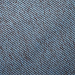Gros plan de texture bleue avec rayures diagonales, idéal pour vêtements casual décontractés, offrant un style moderne et tendance.