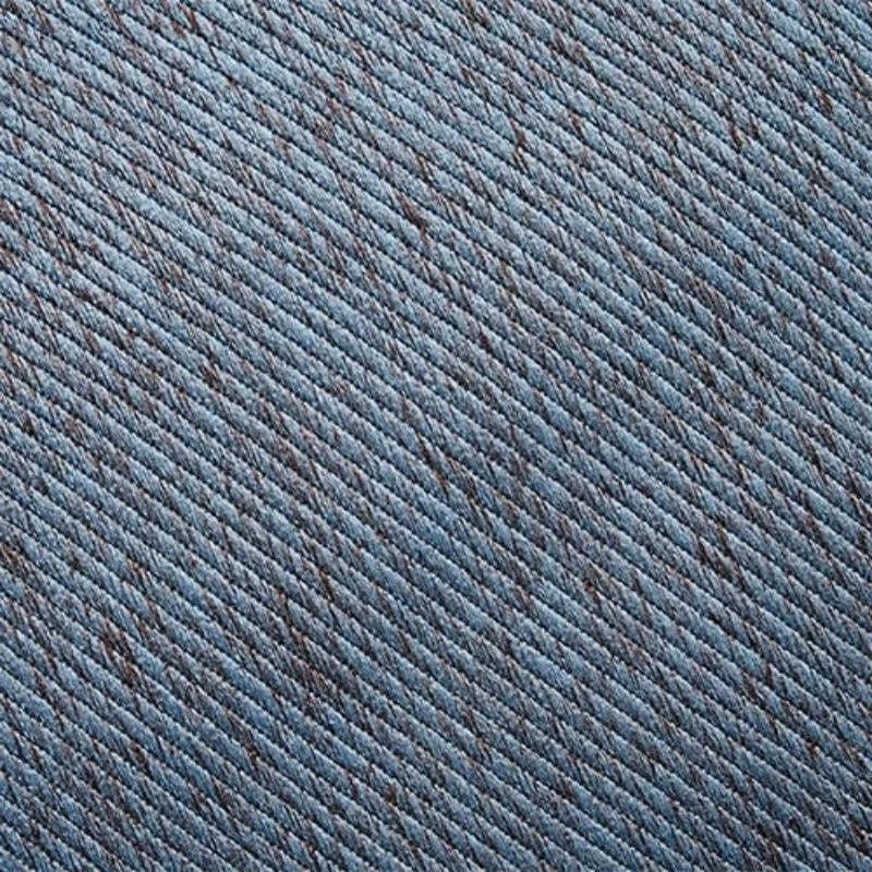 Gros plan de texture bleue avec rayures diagonales, idéal pour vêtements casual décontractés, offrant un style moderne et tendance.