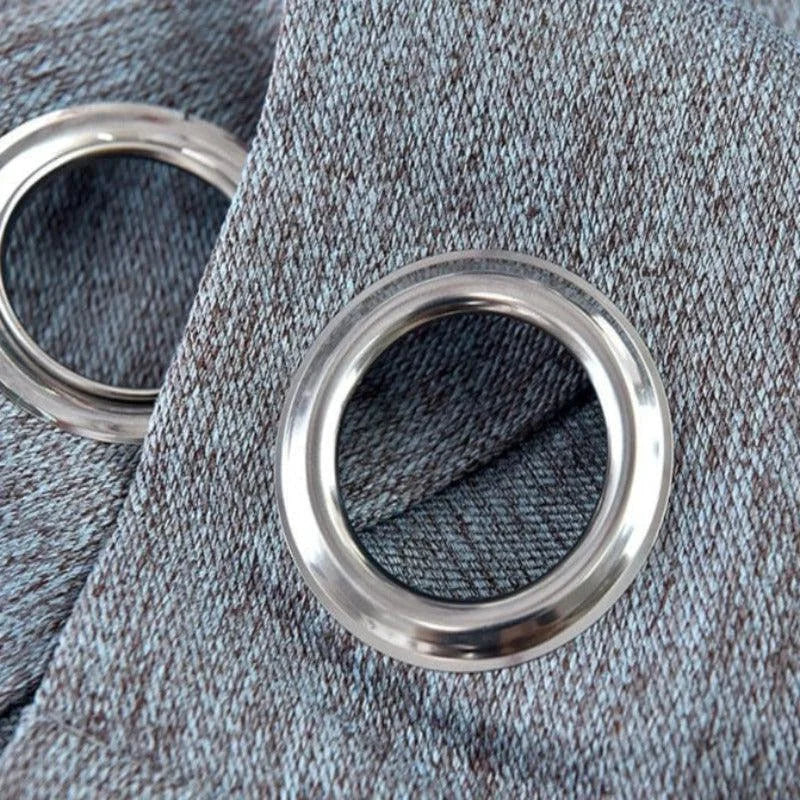 Œillets métalliques pour rideaux prêts à poser, finition moderne et élégante, parfaits pour ajouter une touche sophistiquée à votre décoration intérieure. Ces œillets robustes assurent une installation facile et fluide sur tringles standards. Idéaux pour un look contemporain dans votre salon ou chambre à coucher.
