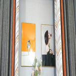 Tableaux décoratifs élégants pour salon moderne, featuring deux œuvres artistiques encadrées. Le premier tableau illustre une danseuse sur fond orange, idéal pour ajouter une touche artistique à votre intérieur. Le second montre une femme avec une pomme, ajoutant une note de sophistication à votre déco murale. Ces pièces s'intègrent parfaitement dans un espace de vie contemporain, apportant couleur et style à votre décoration intérieure.