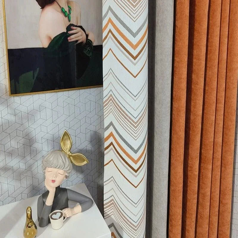 Décoration intérieure élégante avec rideaux modernes aux motifs géométriques orange et gris, tableau artistique contemporain et figurine de décoration originale, créant une ambiance chaleureuse et artistique dans le salon. Idéal pour sublimer votre espace de vie avec une touche de design unique.