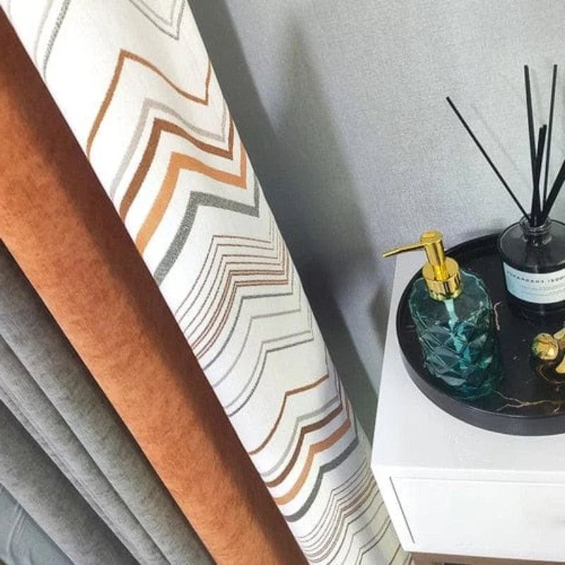 Rideaux décoratifs au motif géométrique moderne, parfaits pour embellir votre intérieur avec style. Assortiment de couleurs naturelles qui ajoutent une touche élégante à votre salon ou chambre. Accessoires de maison assortis, comme un diffuseur de parfum et un distributeur de savon chic, pour une décoration harmonieuse et tendance. Idéal pour créer une ambiance cozy et raffinée.