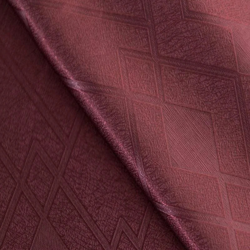 Image de tissu bordeaux avec motifs géométriques en losanges, idéale pour décoration intérieure ou confection textile. Design élégant et raffiné, parfait pour ajouter une touche de sophistication à tout projet de couture.