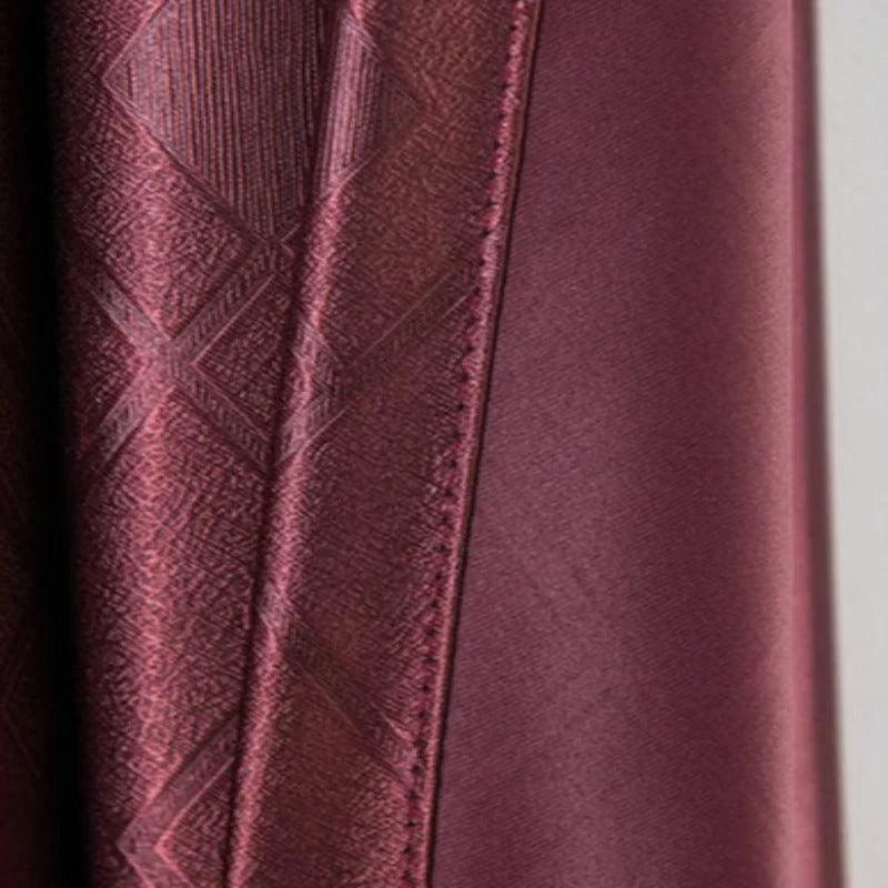 Rideau élégant bordeaux avec motifs géométriques, idéal pour ajouter une touche de sophistication à votre intérieur, parfait pour le salon ou la chambre.