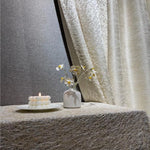 Décoration élégante avec bougie sculptée et vase minimaliste. Ambiance calme et apaisante, idéale pour un intérieur raffiné. Rideaux sophistiqués en arrière-plan ajoutant une touche chic. Accessoires parfaits pour améliorer l'esthétique d'une pièce.