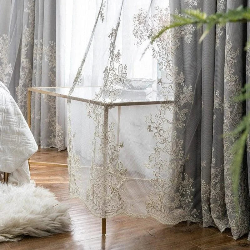 Rideaux élégants avec broderies florales, idéaux pour apporter une touche de sophistication à votre salon. Design raffiné qui laisse entrer la lumière tout en préservant l'intimité. Parfait pour une décoration intérieure moderne et chic. Convient à toutes les pièces de la maison, ces rideaux ajoutent un charme et une ambiance apaisante aux espaces de vie.