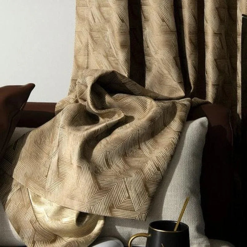 Plaid élégant beige aux motifs géométriques, idéal pour sublimer la décoration de votre salon. Son design raffiné et ses nuances naturelles apporteront une touche de chic et de chaleur à votre intérieur. Accessoire parfait pour rehausser un canapé ou un fauteuil.