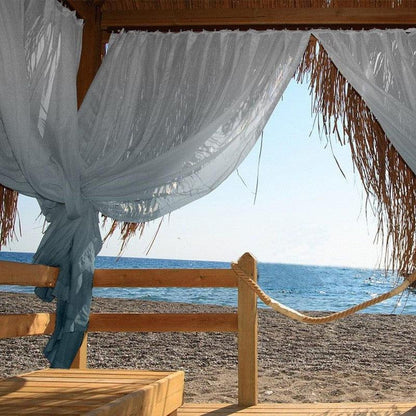 Paillote de plage avec vue sur la mer, idéale pour des moments de détente au bord de l'eau. Profitez de l'ombre et de la brise marine tout en admirant le paysage côtier. Cadre parfait pour des vacances relaxantes en bord de mer.