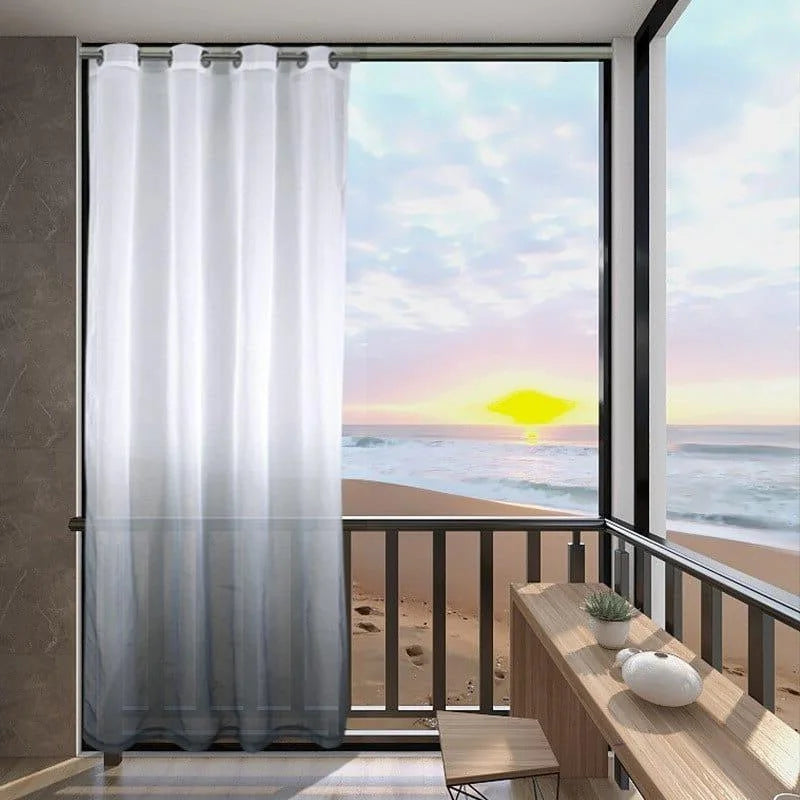 Voilage moderne blanc pour salon avec vue sur mer, offrant un style élégant et épuré. Idéal pour une décoration intérieure lumineuse, ce rideau apporte une touche de fraîcheur et d'élégance à votre pièce, tout en permettant une vue dégagée sur un paysage côtier apaisant. Parfait pour les espaces contemporains et minimalistes.