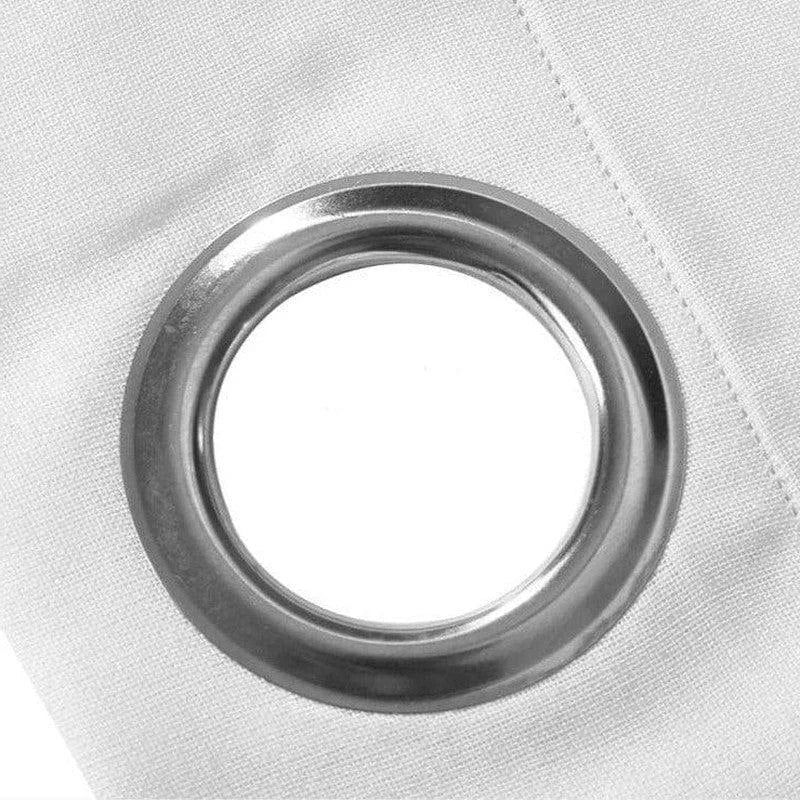 Oeillet métallique argenté sur rideau blanc, idéal pour une fixation robuste et esthétique dans la décoration intérieure. Accessoire pratique pour les rideaux modernes, offrant une finition soignée et durable. Parfait pour des ambiances contemporaines.