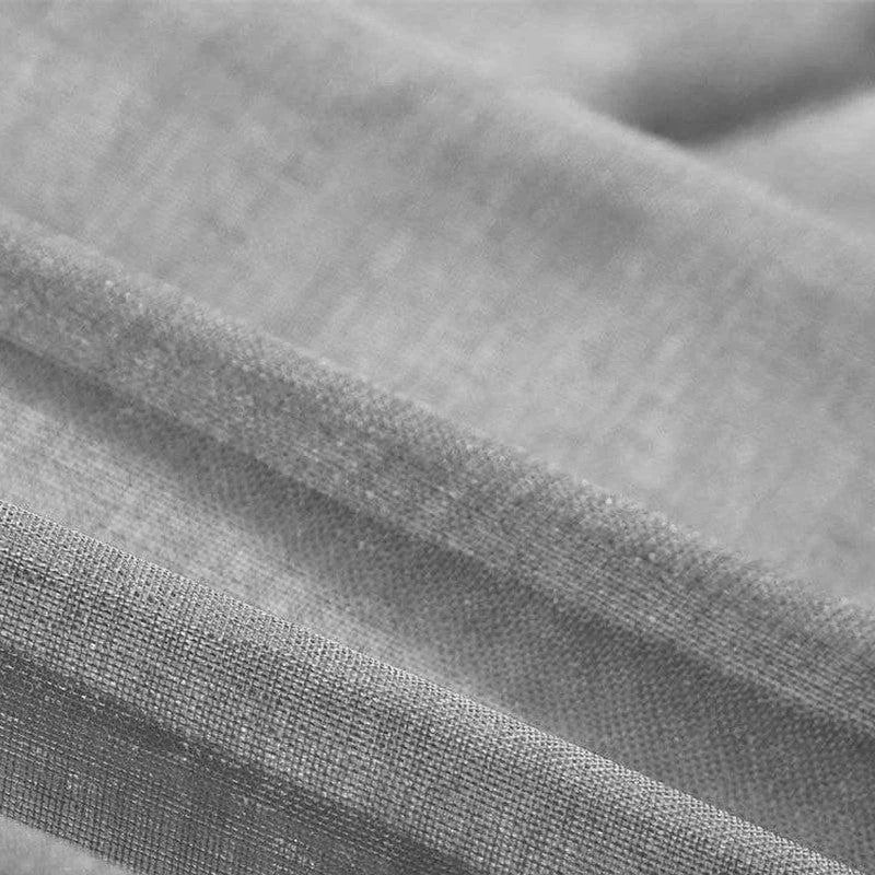 Texture de tissu gris avec des plis ondulants, offrant un aspect élégant et intemporel, idéal pour la décoration intérieure et des projets de couture.